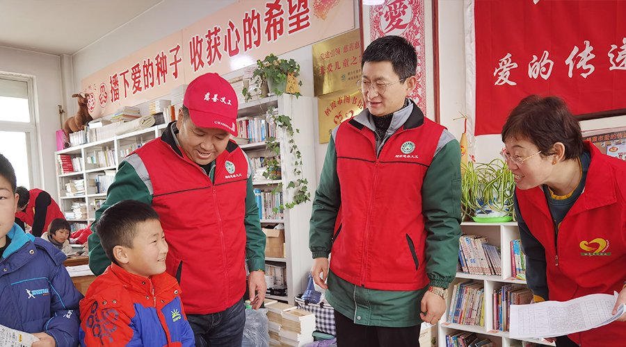 穿新衣領(lǐng)文具盲盒！棲霞市20名孩子收到“新年心愿 ”禮物